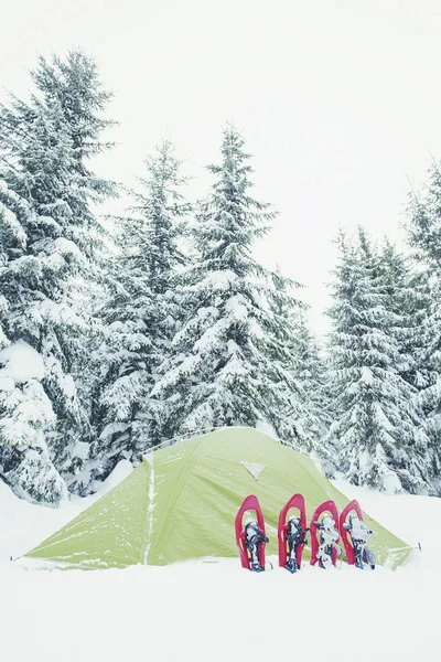 Trekking de inverno nas montanhas. A tenda fica no mountai — Fotografia de Stock