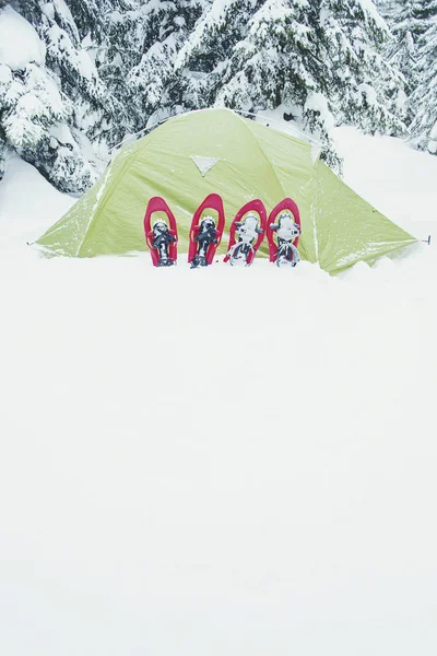 Trekking de inverno nas montanhas. A tenda fica no mountai — Fotografia de Stock