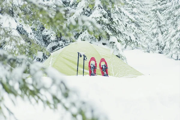 Randonnée hivernale en montagne. La tente se dresse sur le mountai — Photo