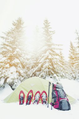 Kış dağlarda trekking. Çadır mountai üzerinde duruyor