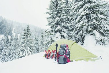 Kış dağlarda trekking. Çadır mountai üzerinde duruyor