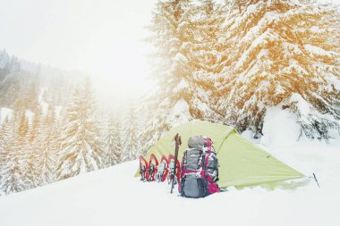 Kış dağlarda trekking. Çadır mountai üzerinde duruyor