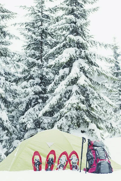 Randonnée hivernale en montagne. La tente se dresse sur le mountai — Photo