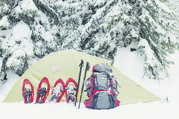 冬の山でのトレッキングします。テントは山の上に立つ — ストック写真