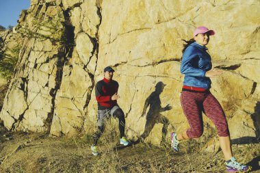 Bir erkek ve bir kadın th karşı dağ yolu boyunca çalışan