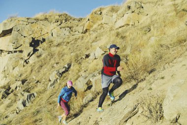 Bir erkek ve bir kadın th karşı dağ yolu boyunca çalışan