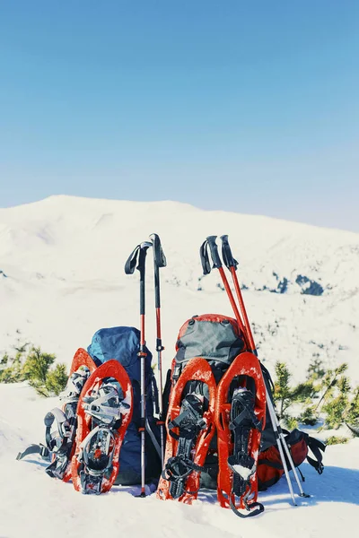冬ハイキングのバックパックの山斜面の反対に立つ — ストック写真