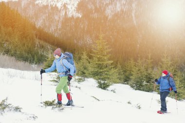 Dağlarda kış Trekking. İki adam bir tırmanış yapmak 