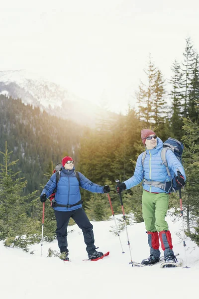 Randonnée hivernale dans les montagnes. Deux hommes font une ascension à la — Photo