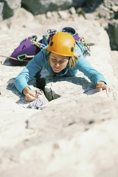 절벽의 정상에 올라 여성 산악인. — 스톡 사진