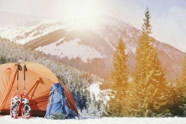 Kış trek dağlarda. Çadır mountainsid üzerinde duruyor