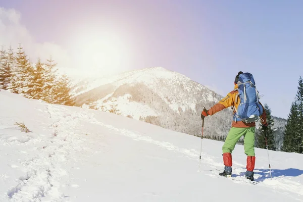 山に冬の旅。男を一番上まで登ってください。. — ストック写真