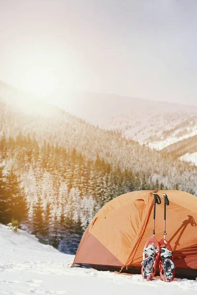 Winterwanderung in den Bergen. das Zelt steht am Berghang — Stockfoto