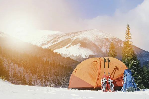 Winter trek in the mountains. The tent stands on the mountainsid — Stock Photo, Image