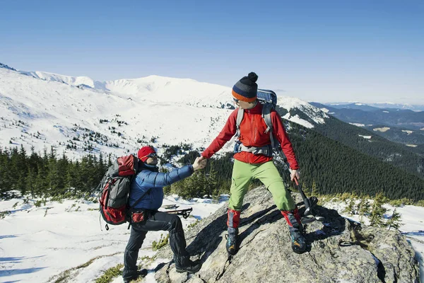 Ayuda a superar el terreno montañoso en la campaña de invierno . — Foto de Stock
