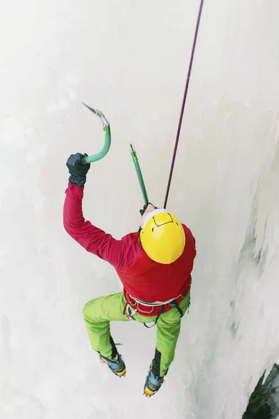 Escalade de glace dans le Caucase du Nord, homme escalade cascade gelée . — Photo