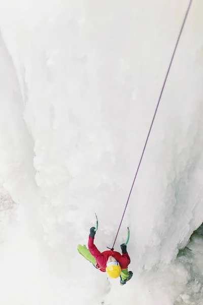 Hielo escalando el Cáucaso Norte, hombre escalando cascada congelada . — Foto de Stock