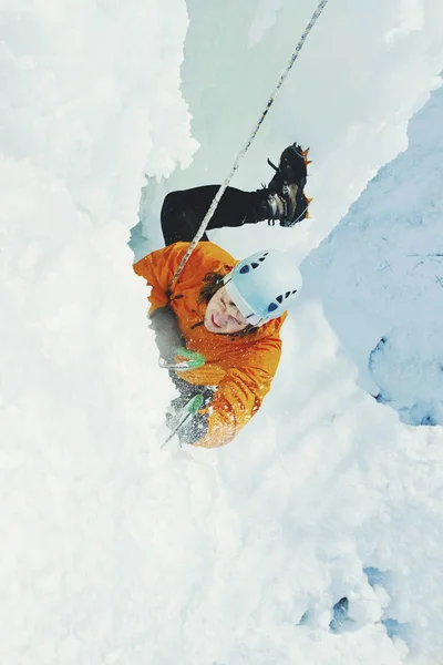 Jégmászás fagyasztott vízesés mászó ember, az Észak-Kaukázusban. — Stock Fotó