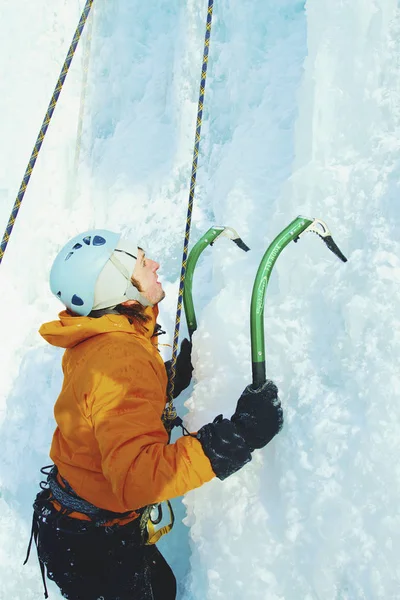 Gelo escalando o Norte do Cáucaso, homem escalando a cachoeira congelada . — Fotografia de Stock