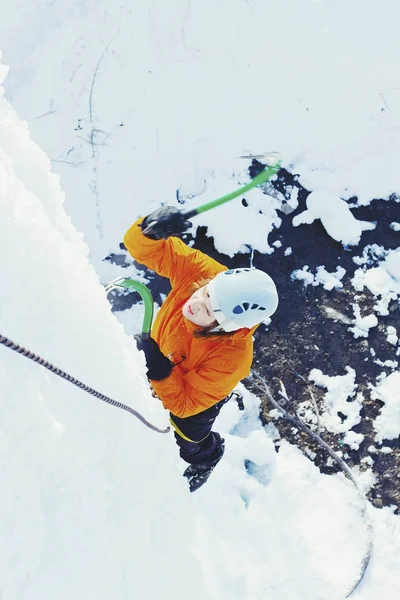 Jégmászás fagyasztott vízesés mászó ember, az Észak-Kaukázusban. — Stock Fotó