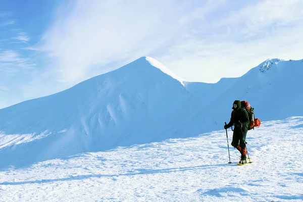 Winter hike in the mountains with a backpack and tent. — Stock Photo, Image