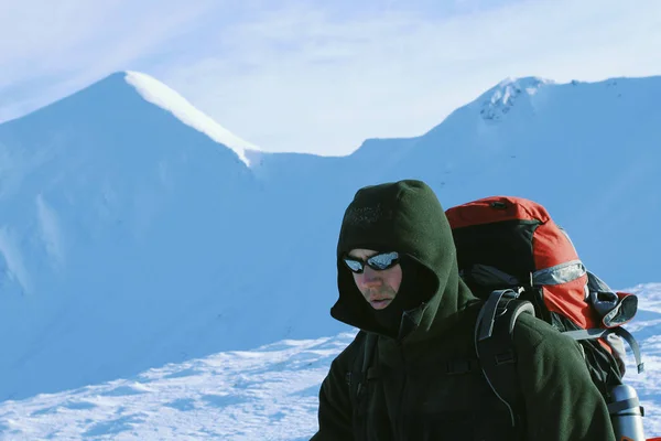 Winter wandeling in de bergen met een rugzak en tent. — Stockfoto