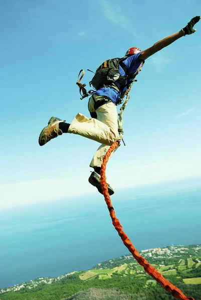 Een man springt van een klif in de afgrond. — Stockfoto