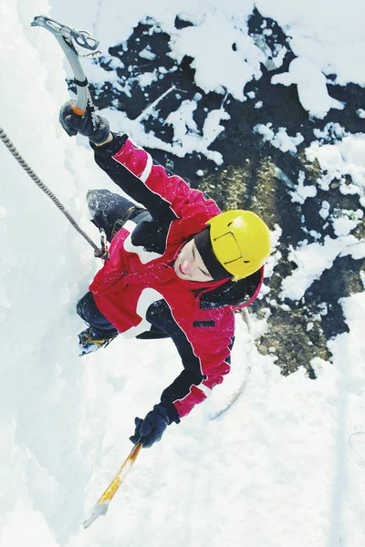 Escalade de glace dans le Caucase du Nord, homme escalade cascade gelée . — Photo