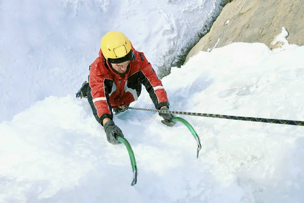 Πάγου αναρρίχηση το Βόρειο Καύκασο, άνθρωπος αναρρίχηση παγωμένου καταρράκτη. — Φωτογραφία Αρχείου