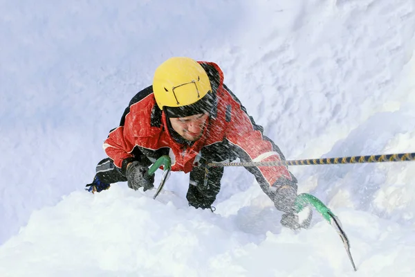 Escalade de glace dans le Caucase du Nord, homme escalade cascade gelée . — Photo