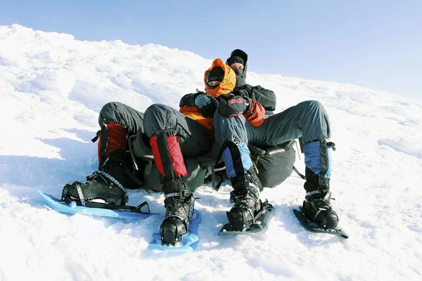 Caminata de invierno en las montañas con una mochila y tienda de campaña . — Foto de Stock