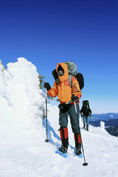 Randonnée hivernale en montagne avec sac à dos et tente . — Photo