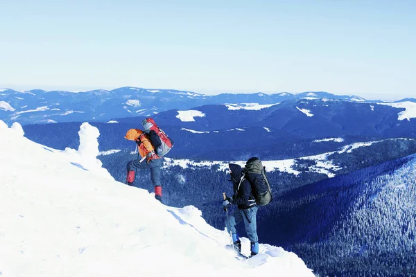 Escursione invernale in montagna con zaino e tenda . — Foto Stock