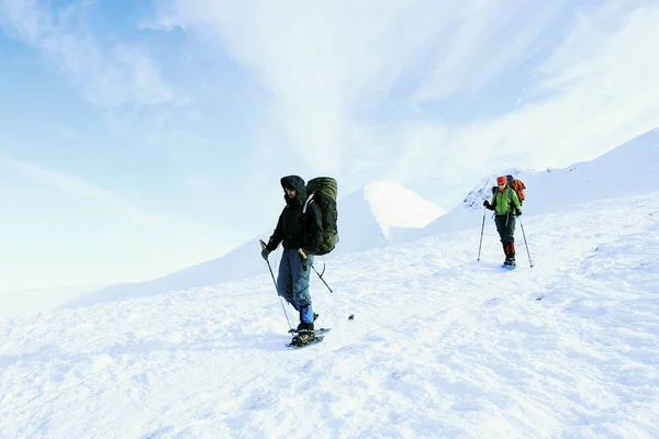 Randonnée hivernale en montagne avec sac à dos et tente . — Photo