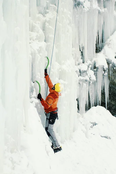 Ice climbing the North Caucasus, man climbing frozen waterfall. — Stock Photo, Image