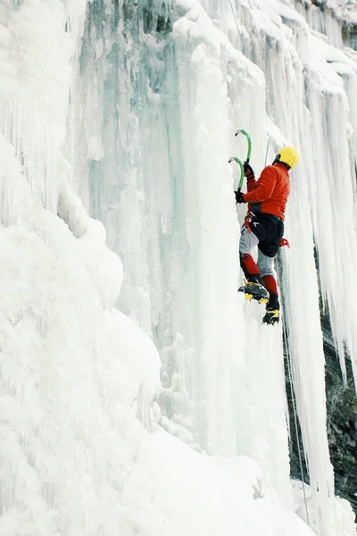 Gelo escalando o Norte do Cáucaso, homem escalando a cachoeira congelada . — Fotografia de Stock