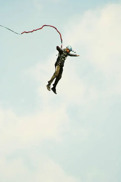 En man hoppar från en klippa i avgrunden. — Stockfoto