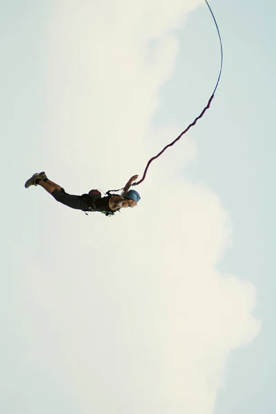 A man jumps from a cliff into the abyss. — Stock Photo, Image