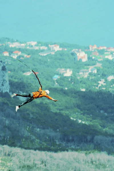 A man jumps from a cliff into the abyss. — Stock Photo, Image