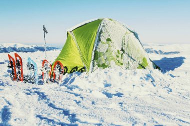 Dağlarda kar ayakkabıları bir sırt çantası ile hiking kış ve 