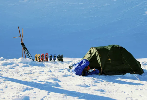 冬のバックパックをスノーシューで山でのハイキング、 — ストック写真