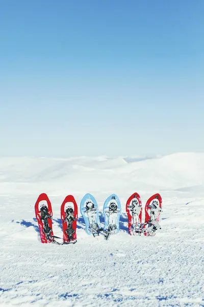 Senderismo de invierno en las montañas en raquetas de nieve con una mochila y —  Fotos de Stock