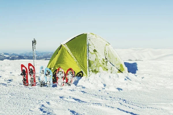 Dağlarda kar ayakkabıları bir sırt çantası ile hiking kış ve — Stok fotoğraf