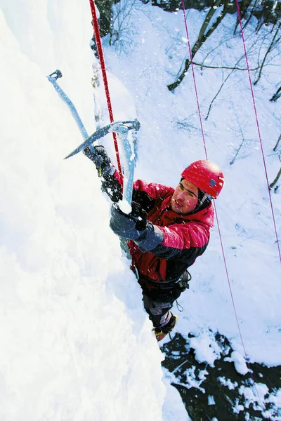 Escalade de glace dans le Caucase du Nord, homme escalade cascade gelée . — Photo