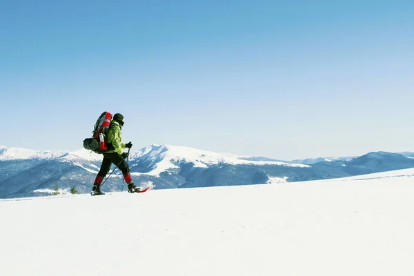 Caminhada de inverno nas montanhas com uma mochila e tenda . — Fotografia de Stock