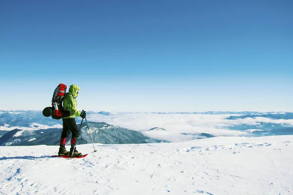 Caminata de invierno en las montañas con una mochila y tienda de campaña . — Foto de Stock