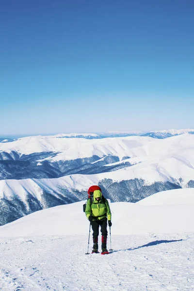 Winter hike in the mountains with a backpack and tent. — Stock Photo, Image