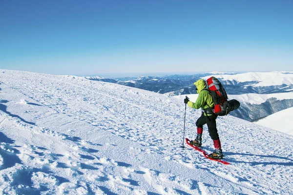 Winter hike in the mountains with a backpack and tent. — Stock Photo, Image