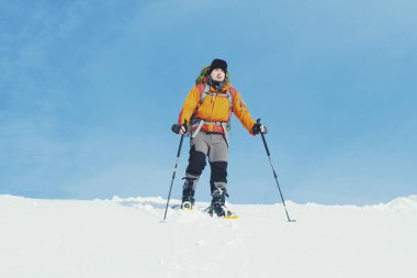 Bir sırt çantası ve çadır ile dağlarda kış yürüyüş.