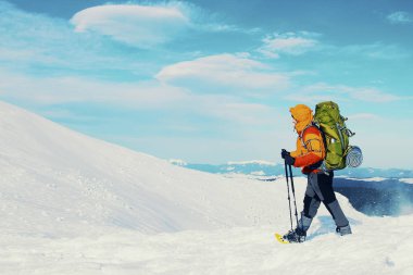 Bir sırt çantası ve çadır ile dağlarda kış yürüyüş.